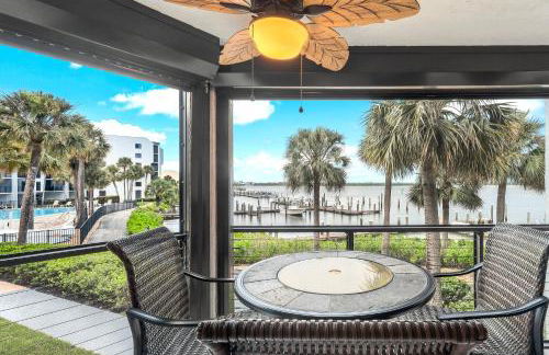 Waterfront Island Oasis! Heated Pool with Stunning View & 2 Full Bath - Foto 19