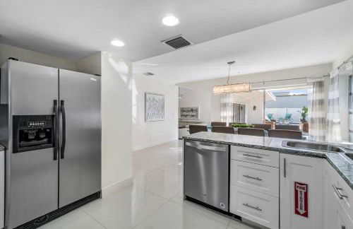 Beach Lux - Heated Pool with Infinity Spa, Cabana, BBQ, Golden Tee - Walk to Beach - by Maven Vacation Rentals - Foto 15