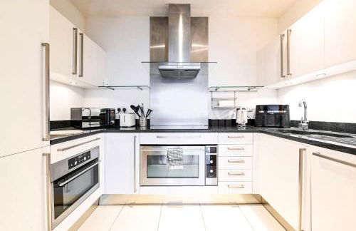 Bright Riverside 2 Bed Haven with Balcony - Modern Comfort in Battersea - Foto 19