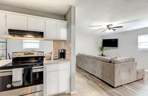 Charming 2BR in Central Lawton - Near Fort Sill - Photo 14