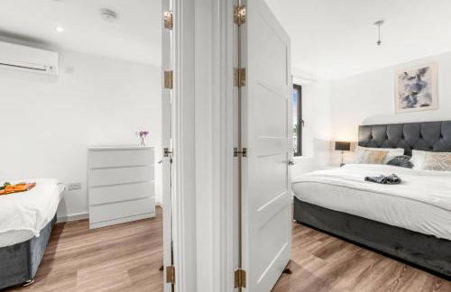 Two BDR Apt By Stay Aura Short Lets & Serviced Accommodation London With Free WiFi, Parking & 10 Min to Brentford Stadium - Foto 50