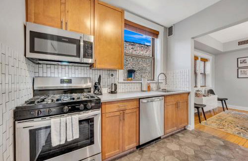 Steps to the Lakefront! This Uptown Beauty is Everything You Need for a Perfect Chicago Getaway condo - Photo 13