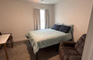 Modern Pine-Scented Retreat – 30 Mins to Beach! home - Foto 4