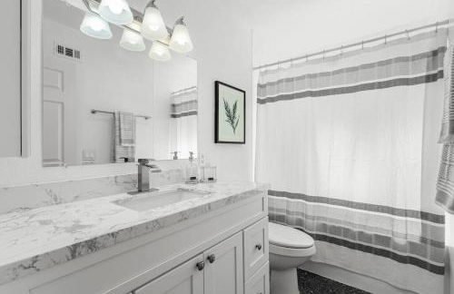 Modern 4 King Beds, Beautiful Large Backyard, Golf, WFH, Long Stays, WI-FI, FWY, 25 mins to Beach - Photo 31