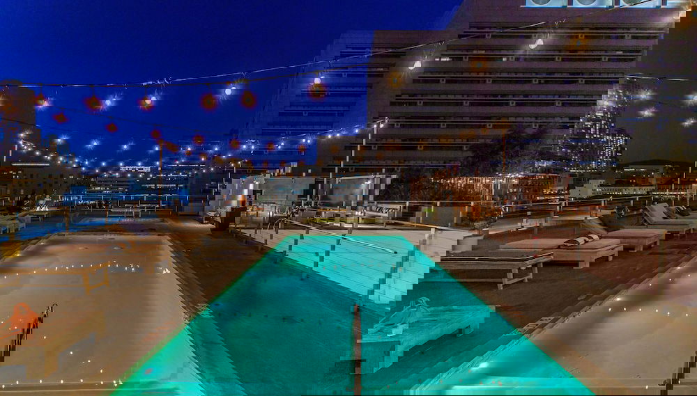 Stylish Deluxe 1BR At HWH by Oneluxstay - Foto 1, Quarto