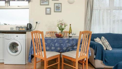 Sunnydaze-detached chalet with 2 bedrooms and 2 bathrooms and private parking outside door - Foto 2