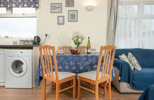 Sunnydaze-detached chalet with 2 bedrooms and 2 bathrooms and private parking outside door - Foto 2