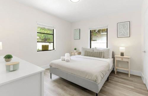 Charming 4BR Oasis with Saltwater Pool and Parking - Foto 7