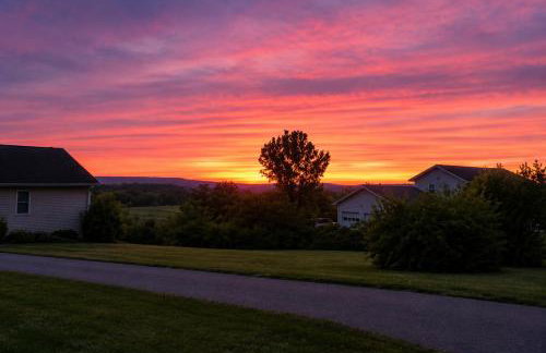 5BR Accessible Valley & Lake View Home Near Cornell - Sleeps 10 - Foto 41