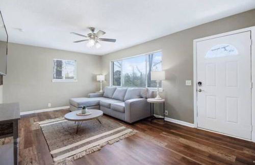 Travis' Place - Convenient and Affordable Location - Foto 23