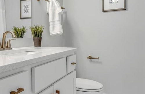 Nash Getaway - Private Rooftop Patio - Sleeps 12 - Foto 23