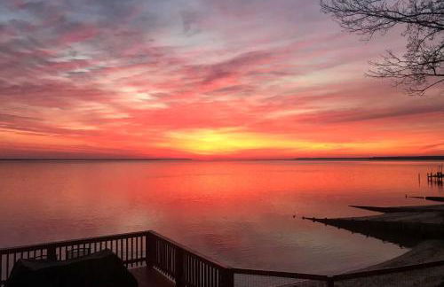 Riverfront Colonial Beach Home with Private Beach! - Foto 23