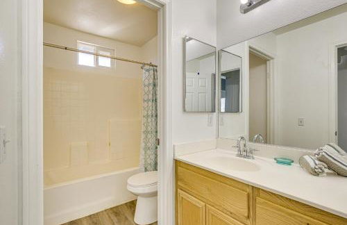 Pool Table and Charcoal Grill Home in Victorville! - Foto 16