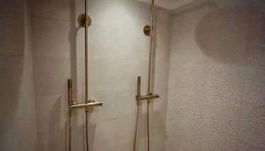 La Parenthèse Suites - appartement luxueux avec sauna et baignoire balnéo - Foto 5, Shower