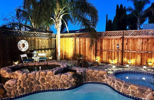 Stunning Modern Home King Bed Pool Jacuzzi Fire pit - Foto 23