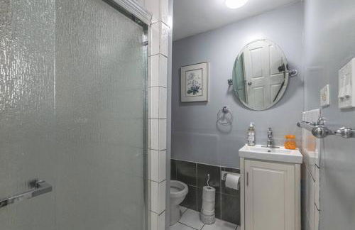 Spacious 5-BR House near Transit w Parking - Foto 12