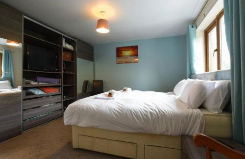 Air Maison - Large Family Home with Pool Table - Photo 16