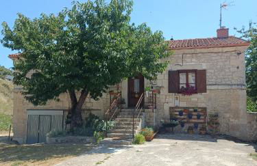 La antigua escuela bajo la Tesla - Photo 3