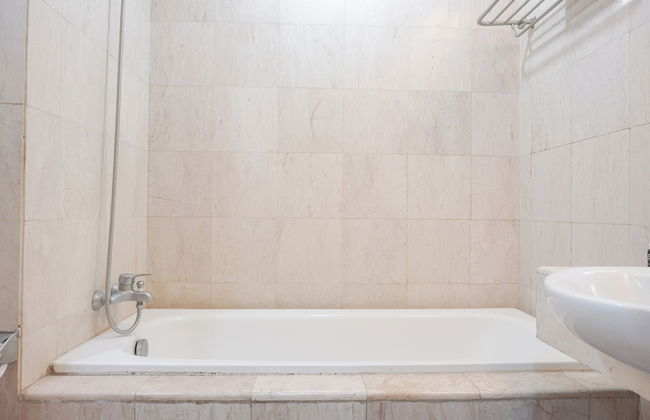 Elegant and Comfy 1BR with Extra Room Apartment at Bellagio Residence - Foto 17