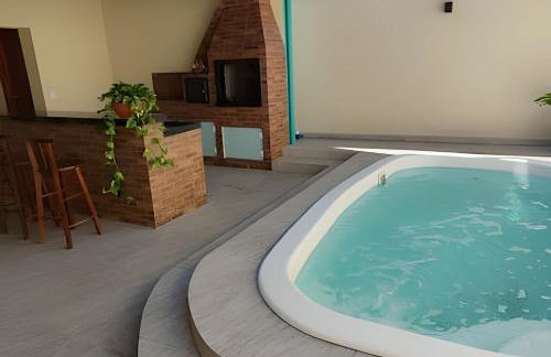 Casa com PiSCiNa, BaNHeiRa e A/C- Centro de Joinville - Foto 1