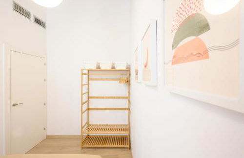 Modern 3 bedroom, city center with patio & high ceilings by 10ToSea - Photo 13