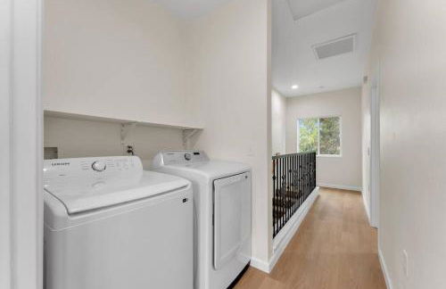 Urban Retreat Fun Relax Self Check-In Hot Tub Foosball Fire Pit Cornhole - Photo 45