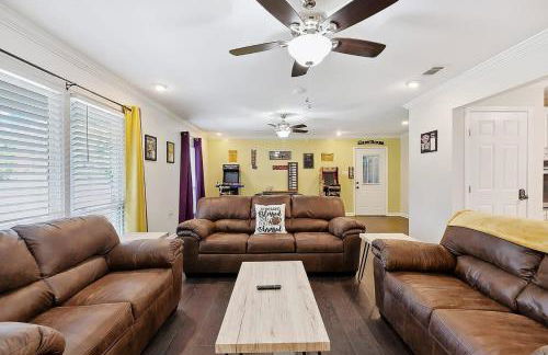 LSU Slammer Arcade 4 5 mile to LSU Private Yard - Foto 11