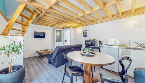 Stunning Home In Neuilly Le Vendin - Photo 4