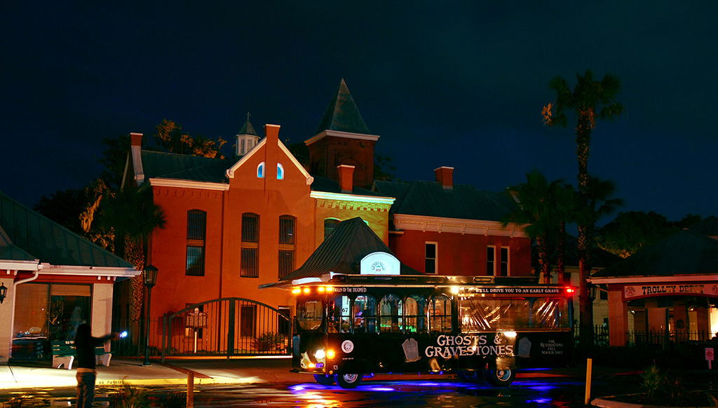 Frantasmas y Lápidas - Foto 1