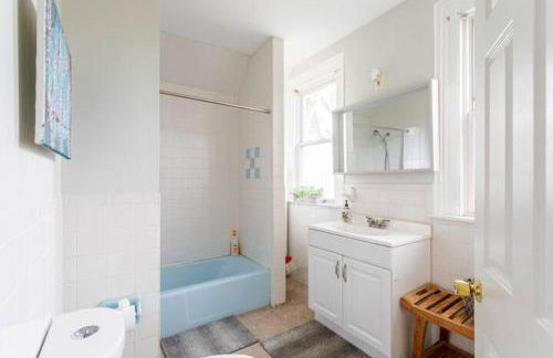 Revamped 3BR Apt with Easy Check-In Family-Friendly - Foto 19