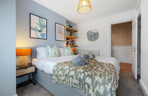 LONG TERM STAY SPECIAL OFFER AVAILABLE! 5-Bedroom Spacious, Stunning Design, Sociable Areas & Cosy House Near South Downs Park, Sleeps 11 with GAMES Room, PRIVATE PARKING and GARDEN - by Blue Puffin Stays - Foto 20