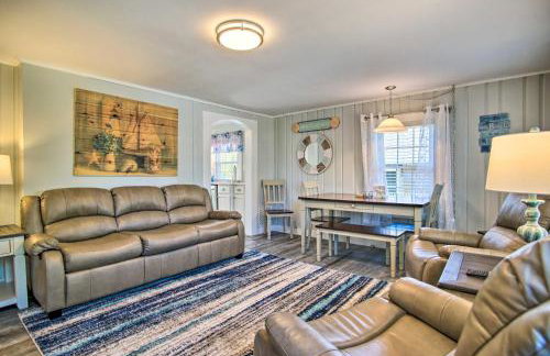 Walk to Swifts Beach! Classic Cottage with Deck - Foto 1