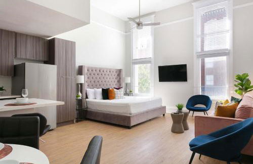 Bright 2BR Loft Sleeps 7 with Full Kitchen and Fast WiFi - Foto 4