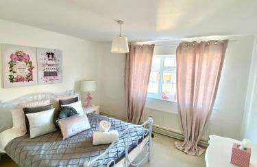 Grade II Listed Farmhouse, Pool, Hot Tub, Games Room, Celebration Hall, Car Park, 10ppl, 45 min from Central London - Foto 75