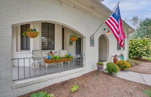 Cozy and Modern Norcross Hideaway with Covered Porches - Foto 23