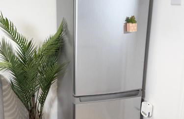 'The Elegant Comfort' - A Stunning Luxury 2-Bed Flat with Private Garden & Patio - Free Parking - Photo 35