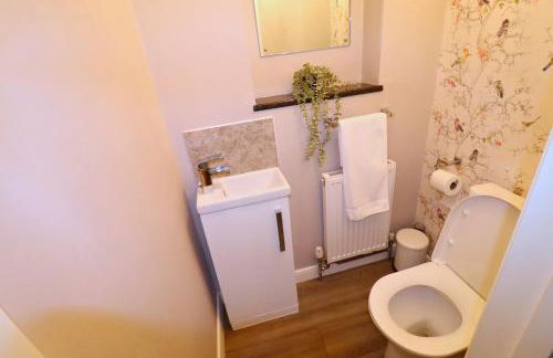 Spacious 5-Bedroom Home with Large Garden in Egham - Foto 13