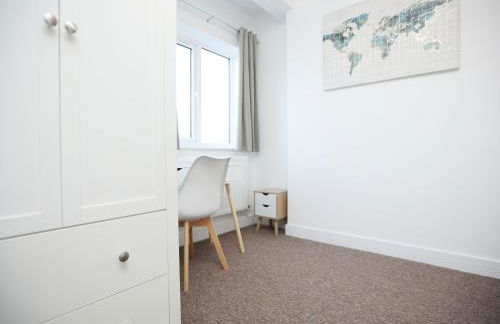 Gloucester Rd By N And N Stays, Newly Refurbed 6 Bed all ensuite house by N And N Stays Ltd, Perfect for contractors and Corporate stays, Close to YTL Arena Site, Pvt Parking for Vans and and work vehicles, Wifi - Foto 64