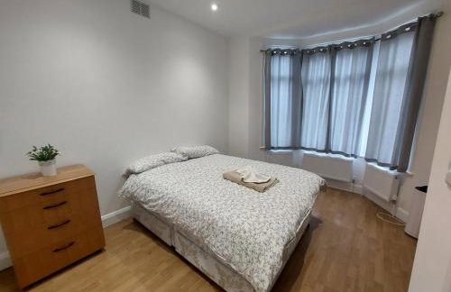 Cosy North Kensington Family apartment for 4 persons - Children stay free Netflix in all bedrooms Close to underground and overground stations - very convenient for Wembley Stadium - Foto 13