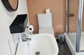 Lovely 5 Bedroom Home w Garden near Northampton - Photo 60