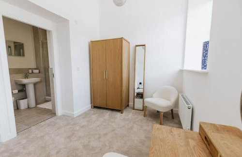 Grade II Mill Townhouse in Leeds with Free Parking which Sleeps 6 - Photo 45