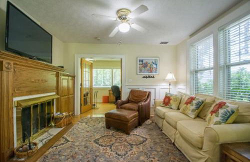 Historic 4BR Colonial with Pool Table and Fire Pit - Foto 6