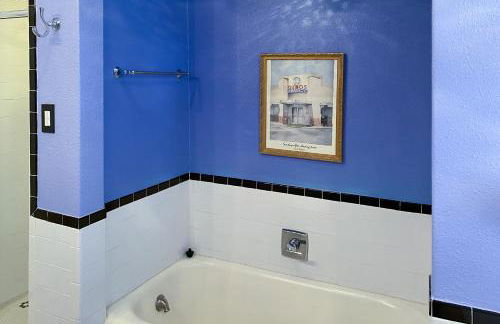 Charming home with pool, enclosed yard, patio & great Woodlawn Lake location - Foto 11