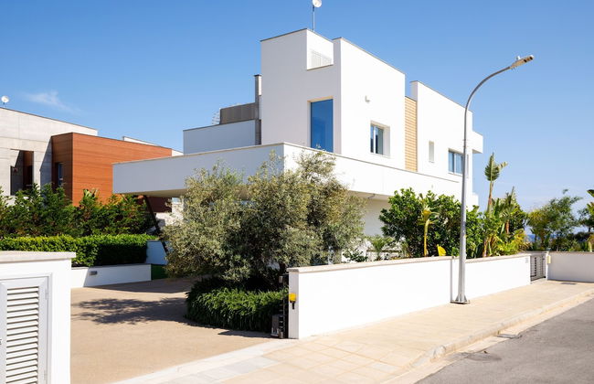 Tranquility Beachfront Villa - Photo 66