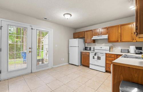 Spacious 3BR Retreat Perfect for Groups Near Downtown - Foto 7