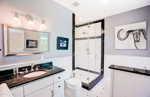 Quiet central home with enclosed yard, deck, grill, central AC, washer and dryer - Foto 25