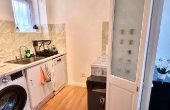 Friendly family apartment comfort sleep 6 close to tube bus airport - Foto 6