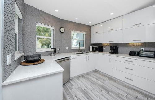 NEW! Palm Harbor Hideaway - Beautiful, Spacious 4BR Home with Amazing Pool - Foto 10