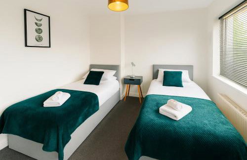 Large Home - Free Parking-WiFi By Hinkley Homes Short Lets & Serviced Accommodation - Photo 7