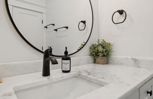 Nash Urban Oasis with Rooftop and Modern Amenities - Foto 33